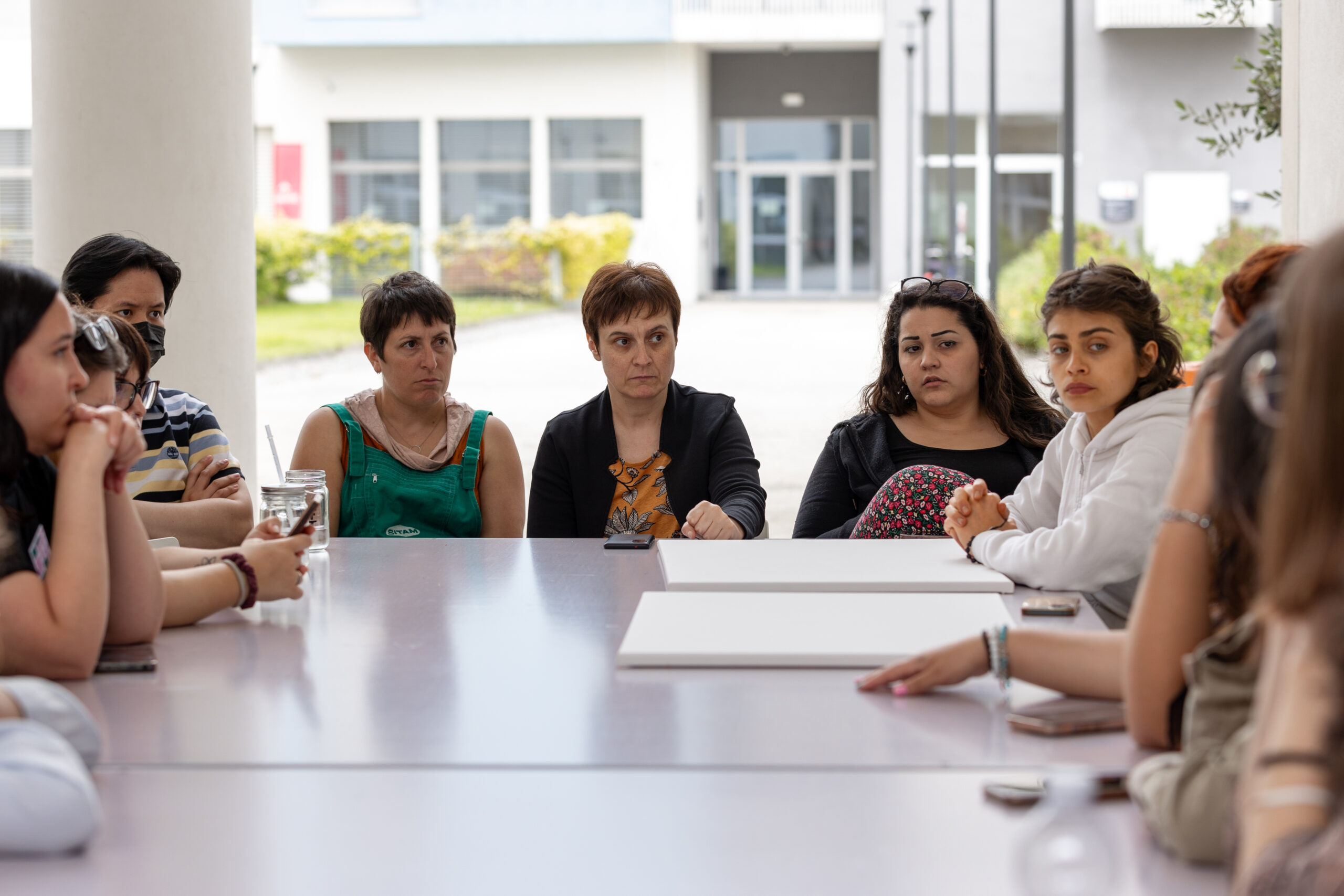 Alcune persone intorno a un tavolo durante una delle riunioni tra lo staff e la Direzione Artistica Partecipata Under 30.