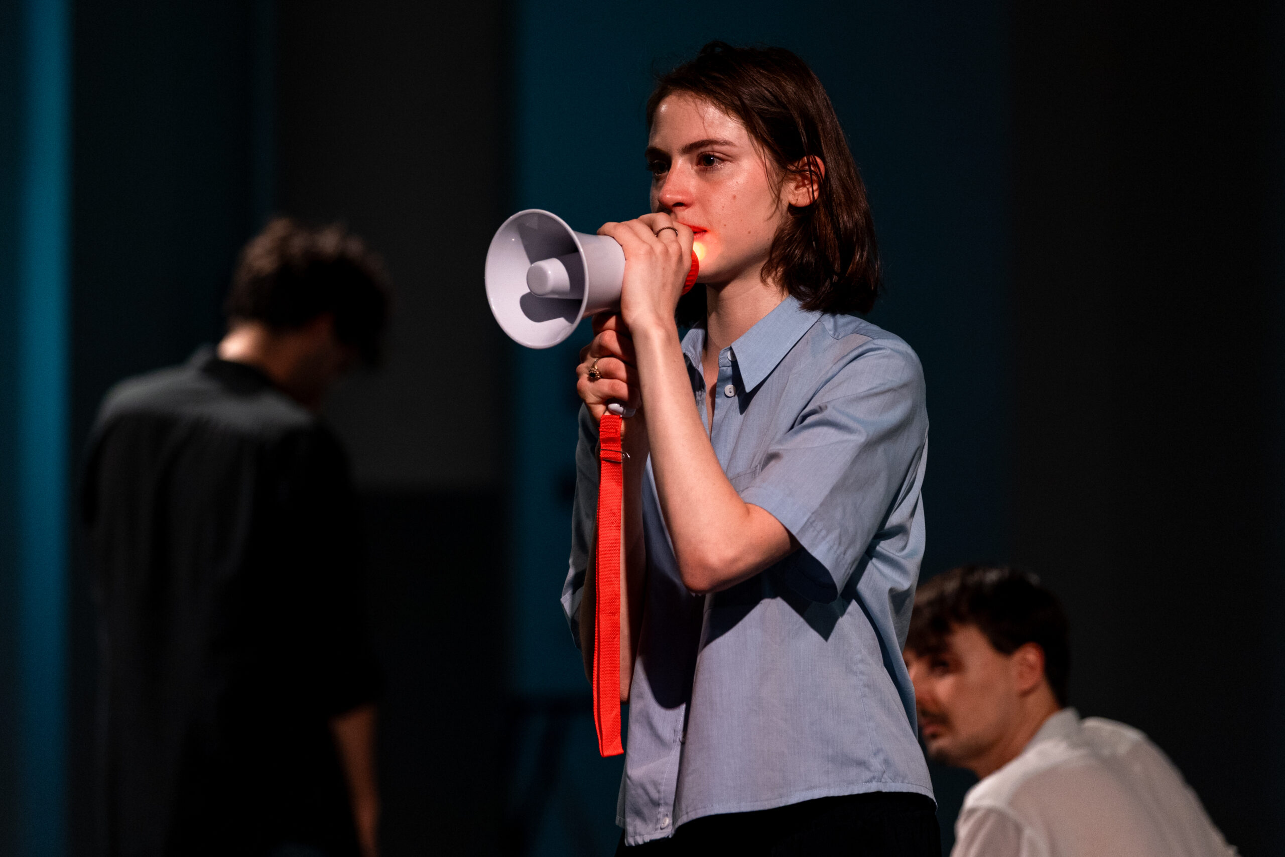 La performer di “Tre liriche” emozionata parla al pubblico con un megafono in mano.