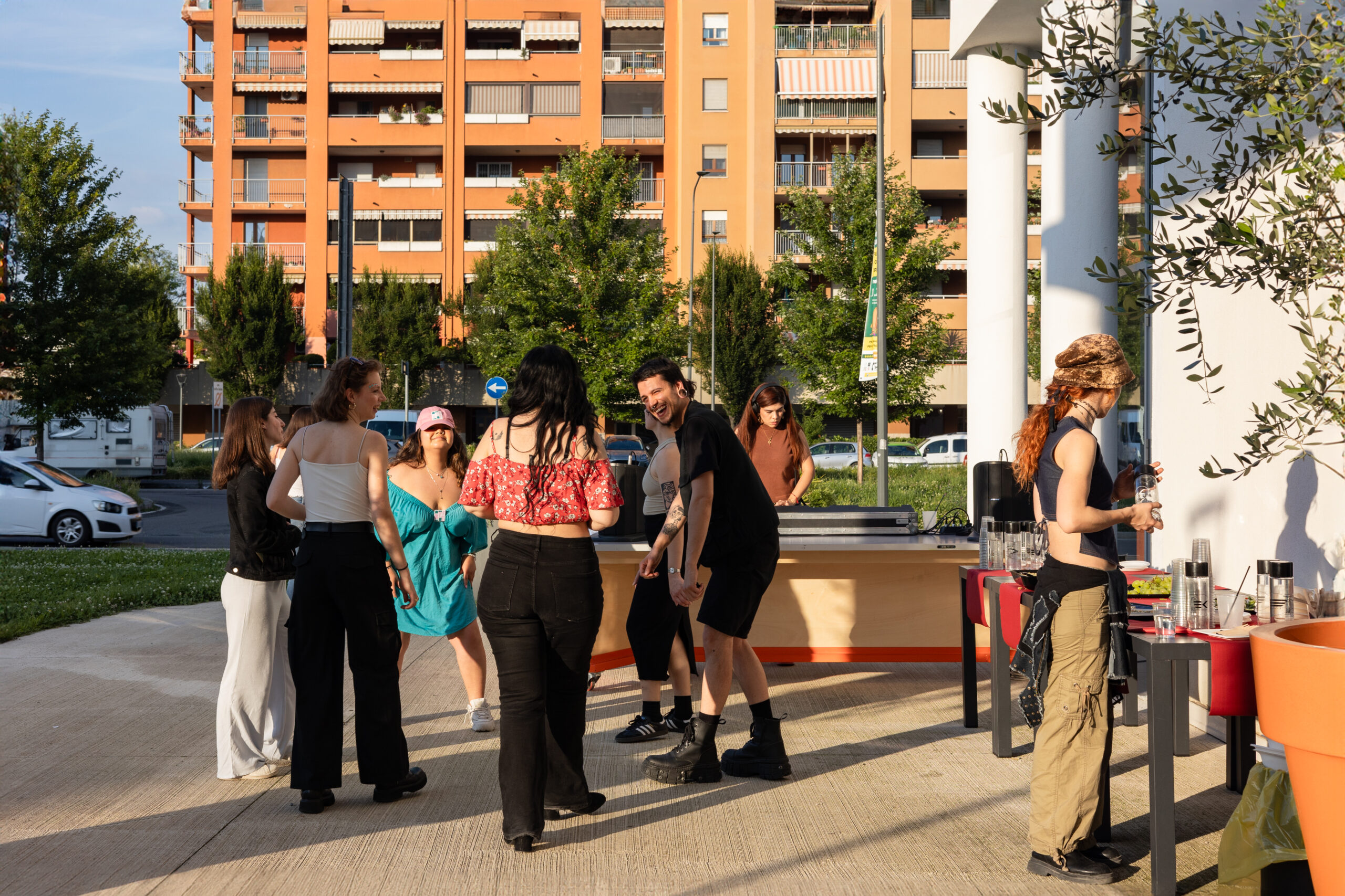 Ragazze e ragazzi all’aperto che ballano e chiacchierano durante uno degli aperitivi di BTTF Festival.