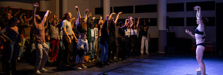 Durante la performance “Insectum” in Quartiere Adriano, le due performer in intimo alzano le braccia e fanno vibrare le mani di fronte al numeroso pubblico che le imita.