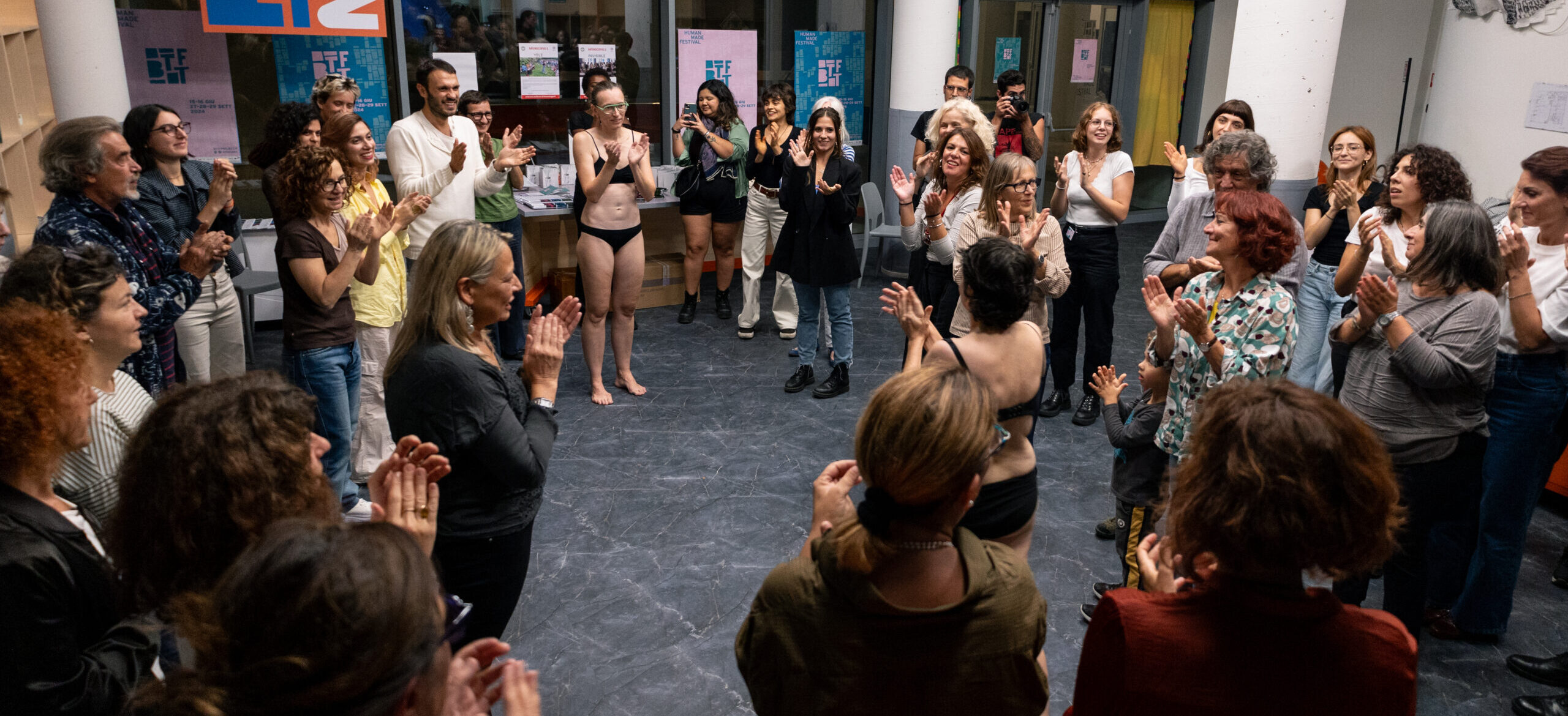 Il pubblico di “Insectum” in Quartiere Adriano è disposto a semicerchio, nel foyer dello spazio, e applaude le due performer in intimo alla fine dello spettacolo.